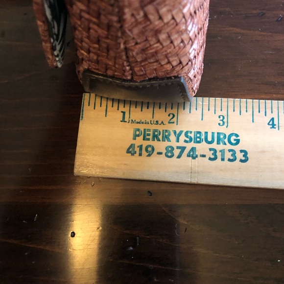 Liz Claiborne Woven Bag Wheat - Picture 3 of 5